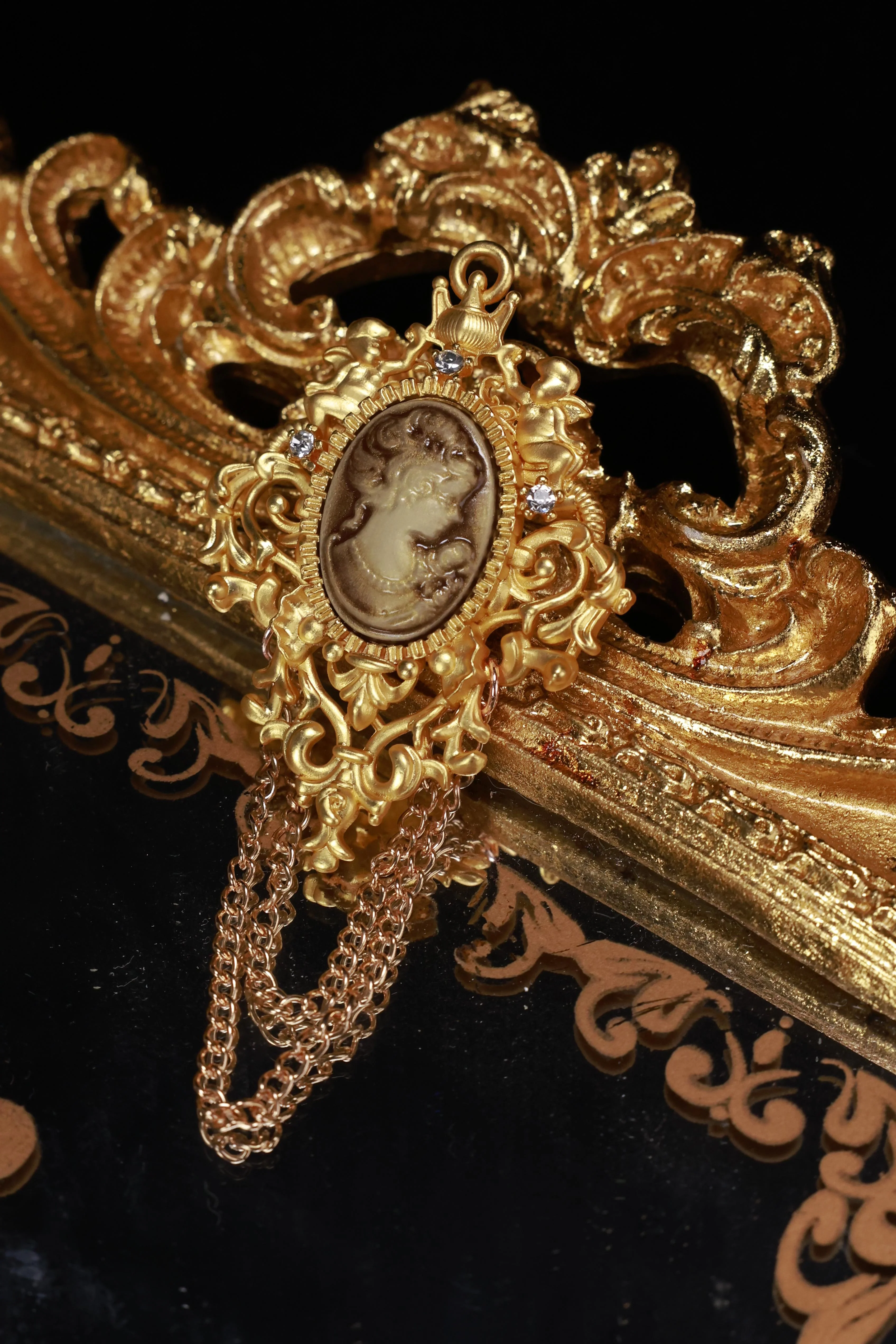 Grape Grinda Brooch - Image 3