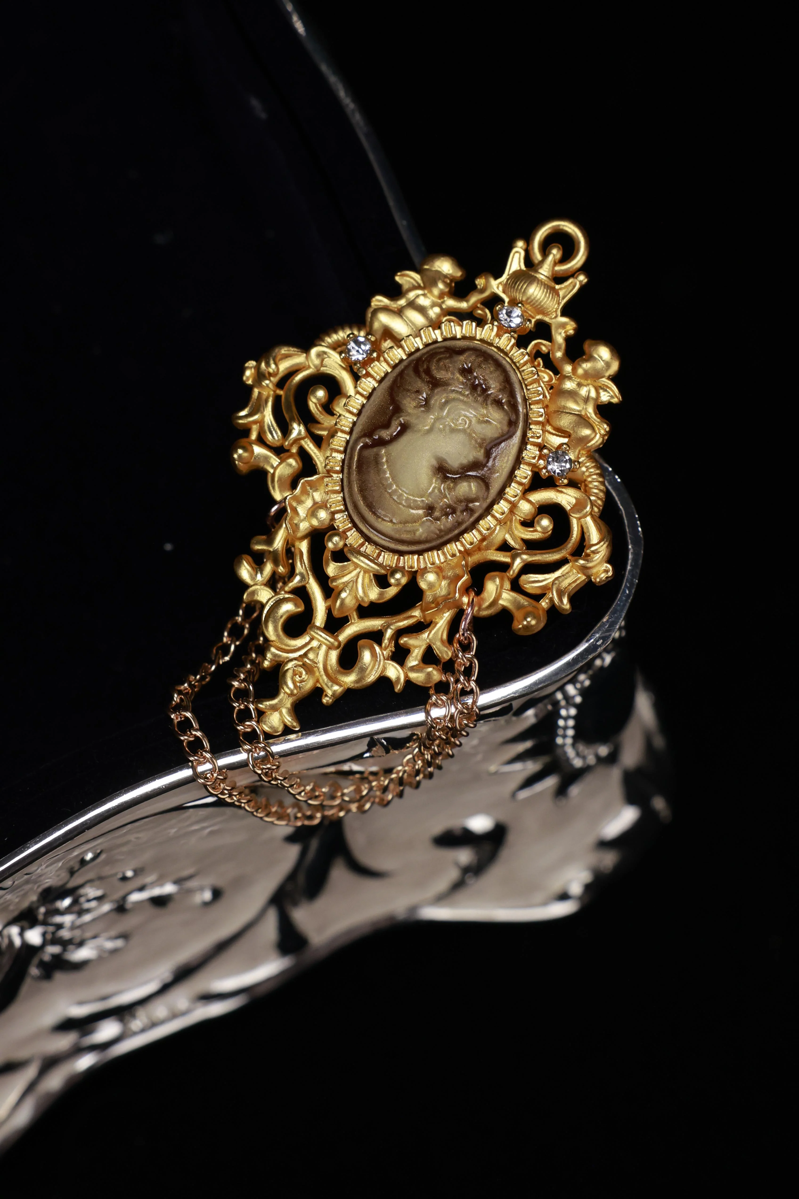Grape Grinda Brooch - Image 6